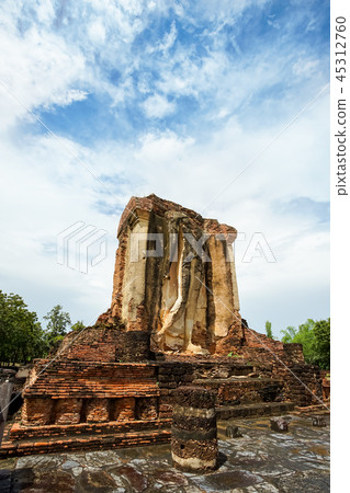 Ancient ruined Wat Chetuphon Luang in Sukhothai 45312760