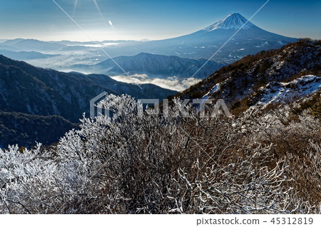 Misaka山脈和Onigatake的冰山和富士山 45312819