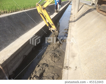在溝裡排水,去除大雨沉積的土壤 在溝裡排水,去除大雨沉積的土壤 45312843