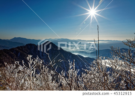 從十郎的Misaka的Onigatake山看到的Juiga山和川口湖的方向 從十郎的Misaka的Onigatake山看到的Juiga山和川口湖的方向 45312915