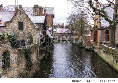 Bruges canal view in winter Bruges canal view in winter 45313276