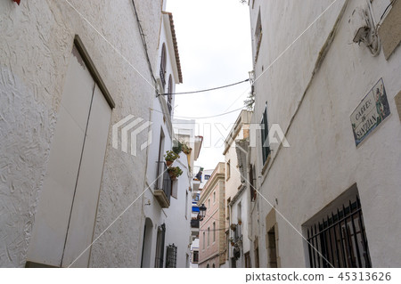 narrow alleyways of sitges 45313626