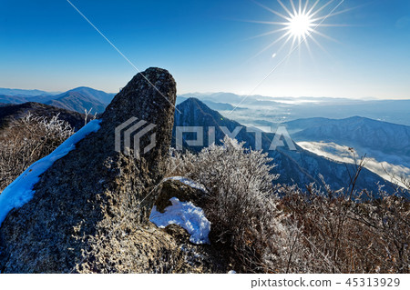 Onigaiwa和Lake Kawaguchi在Mt. Onigatake，Misaka山的山頂的前景 45313929