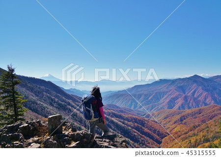 從朝霞查看和登山者 從朝霞查看和登山者 45315555