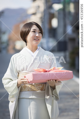 New Year gift year-end gift image Kimono figure woman 45316956