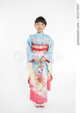有球花束的和服女孩 45317007