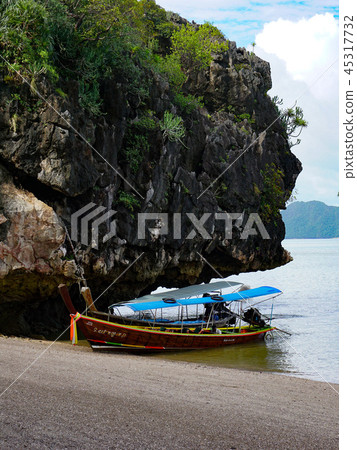 Boat on the water, floating transport Boat on the water, floating transport 45317732