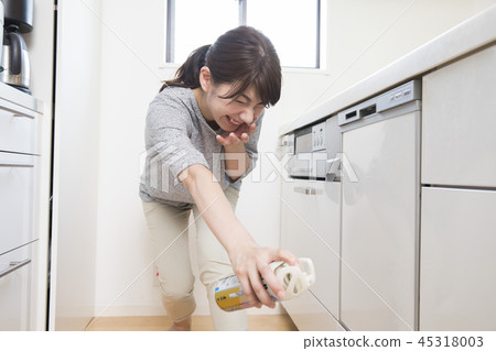 扔殺蟲劑的女性 45318003