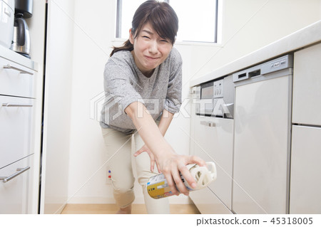 Women who throw pesticides Women who throw pesticides 45318005