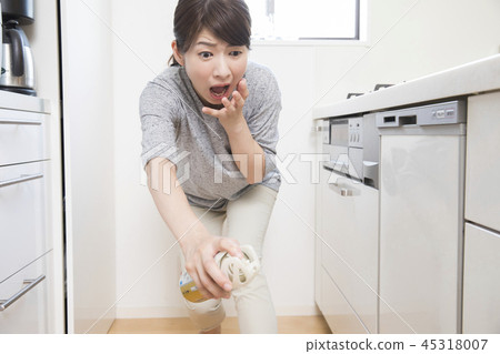 Women who throw pesticides 45318007