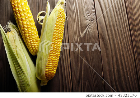 Ripe fresh organic sweet corncobs on wooden table Ripe fresh organic sweet corncobs on wooden table 45323170