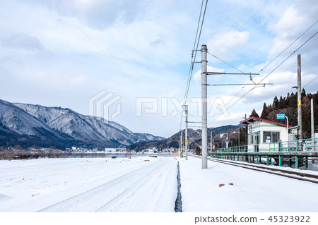 多雪的國家的風景 45323922
