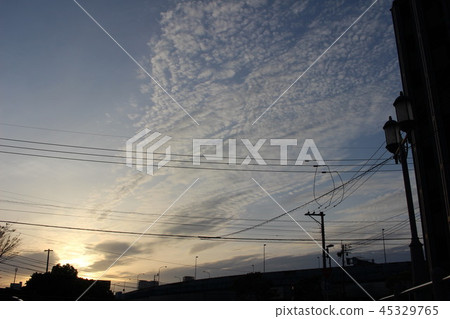 鱗片雲和日落 45329765