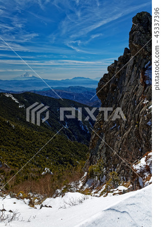 Mt. Fuji seen from the ridgeline of Jinpu Mountain Mt. Fuji seen from the ridgeline of Jinpu Mountain 45337396