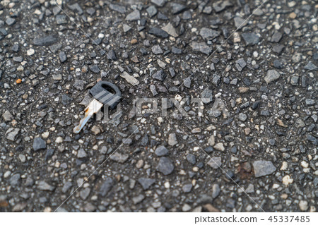 落在路的鑰匙/吸管的圖像 45337485