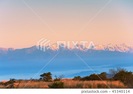 Takabocchi高原北阿爾卑斯山晨曦Yatsugatake雲 Takabocchi高原北阿爾卑斯山晨曦Yatsugatake雲 45340114