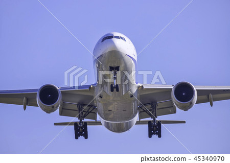 Airplane to land Boeing 777-200 45340970