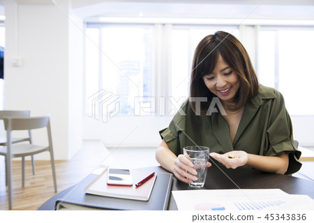 服用補充劑的婦女補充劑醫學健康醫療保健自我管理商人 服用補充劑的婦女補充劑醫學健康醫療保健自我管理商人 45343836