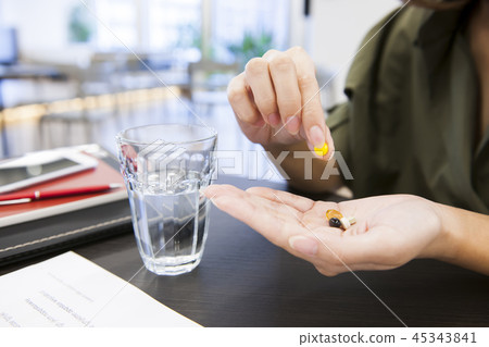 服用補充劑的婦女補充劑醫學健康醫療保健自我管理商人 服用補充劑的婦女補充劑醫學健康醫療保健自我管理商人 45343841