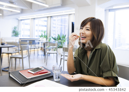 服用補充劑的婦女補充劑醫學健康醫療保健自我管理商人 服用補充劑的婦女補充劑醫學健康醫療保健自我管理商人 45343842