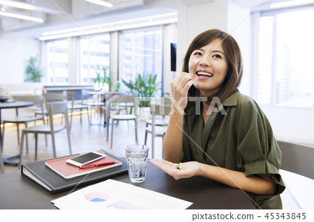 服用補充劑的婦女補充劑醫學健康醫療保健自我管理商人 服用補充劑的婦女補充劑醫學健康醫療保健自我管理商人 45343845