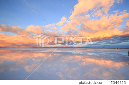 Uyuni salt lake   45344833