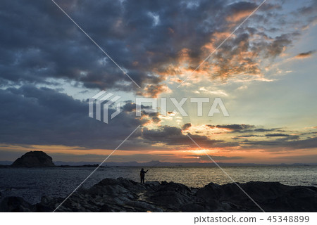 三浦半島海灘[漁夫和日出] 45348899