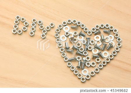 在一個木板畫的心臟標誌和“DIY”字符有硬件的。 45349682