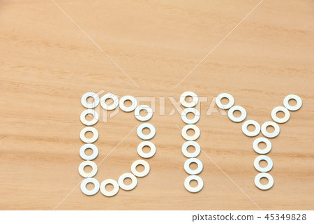 在與洗衣機的一個木板寫的“DIY”。 在與洗衣機的一個木板寫的“DIY”。 45349828