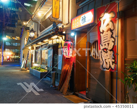 大阪梅田在晚上在第一個天神街購物區的小巷後面 大阪梅田在晚上在第一個天神街購物區的小巷後面 45350011