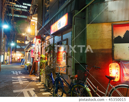 大阪梅田在晚上在第一個天神街購物區的小巷後面 大阪梅田在晚上在第一個天神街購物區的小巷後面 45350015