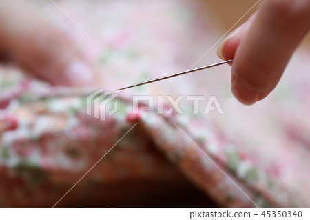 縫紉（家庭主婦媽媽花卉手指家務身體部位不露面手工袋刺繡） 45350340