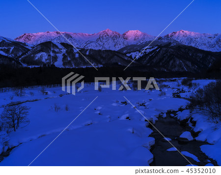 白馬山山(長野縣)在早晨的陽光下染色 白馬山山(長野縣)在早晨的陽光下染色 45352010