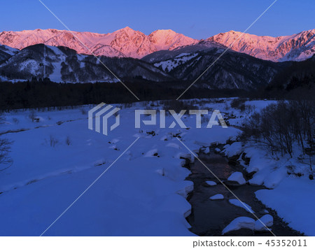 白馬山山(長野縣)在早晨的陽光下染色 白馬山山(長野縣)在早晨的陽光下染色 45352011