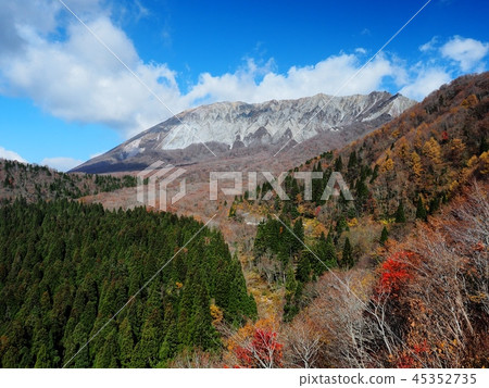 A view of the south wall of Oyama south wall in the late fall Tottori Daisen 45352735