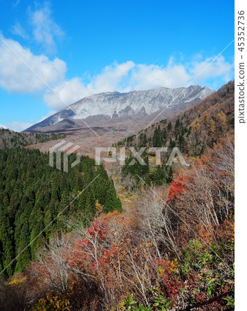 Oyama南牆壁南部牆壁的看法在秋天末端鳥取的Daisen Oyama南牆壁南部牆壁的看法在秋天末端鳥取的Daisen 45352736