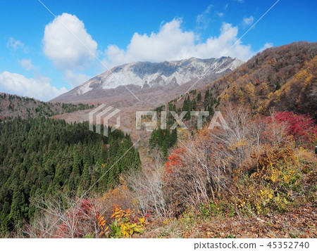 A view of the south wall of Oyama south wall in the late fall Tottori Daisen 45352740