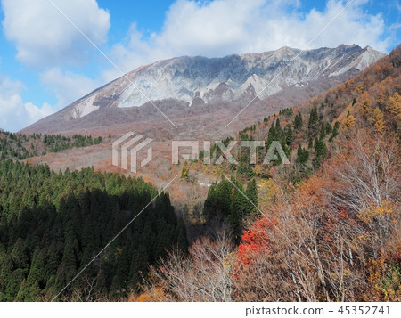 Oyama南牆壁南部牆壁的看法在秋天末端鳥取的Daisen 45352741