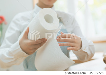 paper towel, hand, rolled 45355728