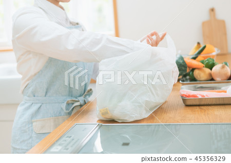 grocery bag, shopping bag, female 45356329