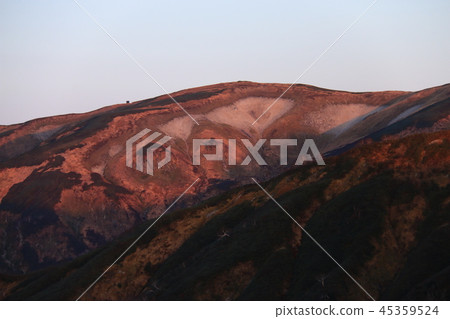 從東北Iide山脈Onishitake Mikunitake避難所的早晨太陽的看法 從東北Iide山脈Onishitake Mikunitake避難所的早晨太陽的看法 45359524