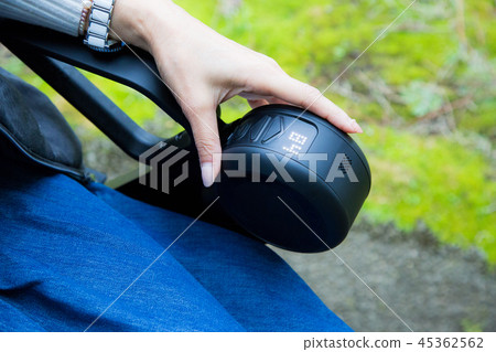 最新電動輪椅WHILL的操作當她實際上有股骨骨折並且不能獨自行走時 45362562