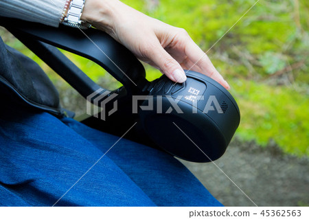 Operation of the latest electric wheelchair WHILL When she actually has a femoral fracture and can not walk by herself 45362563