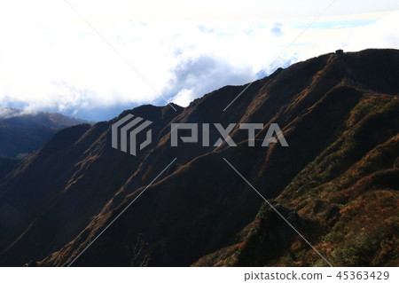 通往Tohoku Iidosan頂部的道路從Mt. Mt.Midunitake避難所的視圖 通往Tohoku Iidosan頂部的道路從Mt. Mt.Midunitake避難所的視圖 45363429