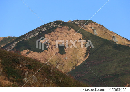 通往東北Itoyo山頂的道路位於Itoyo山頂頂部的主要山間小屋 通往東北Itoyo山頂的道路位於Itoyo山頂頂部的主要山間小屋 45363431
