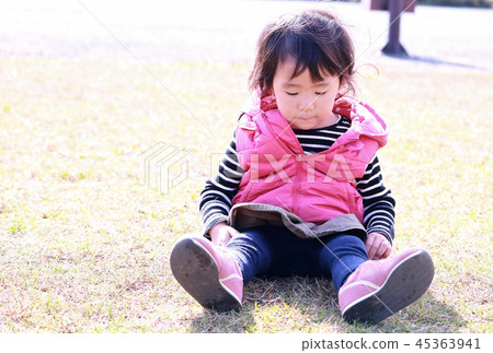 蹲在公園的女孩 45363941