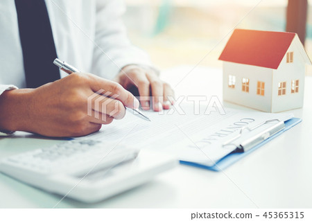 Businessman's hands with calculator at the office 45365315