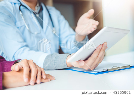 Doctors and patients sit and talk Doctors and patients sit and talk 45365901