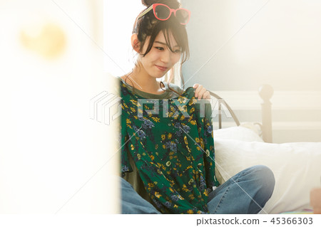 Woman travel preparation 45366303