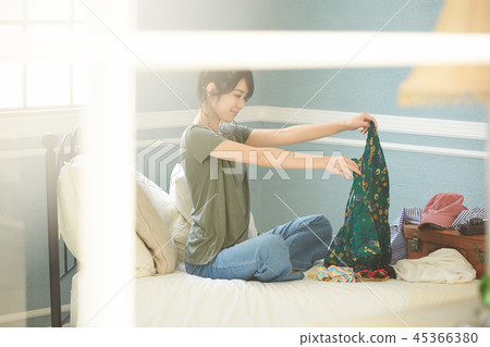 Woman travel preparation 45366380